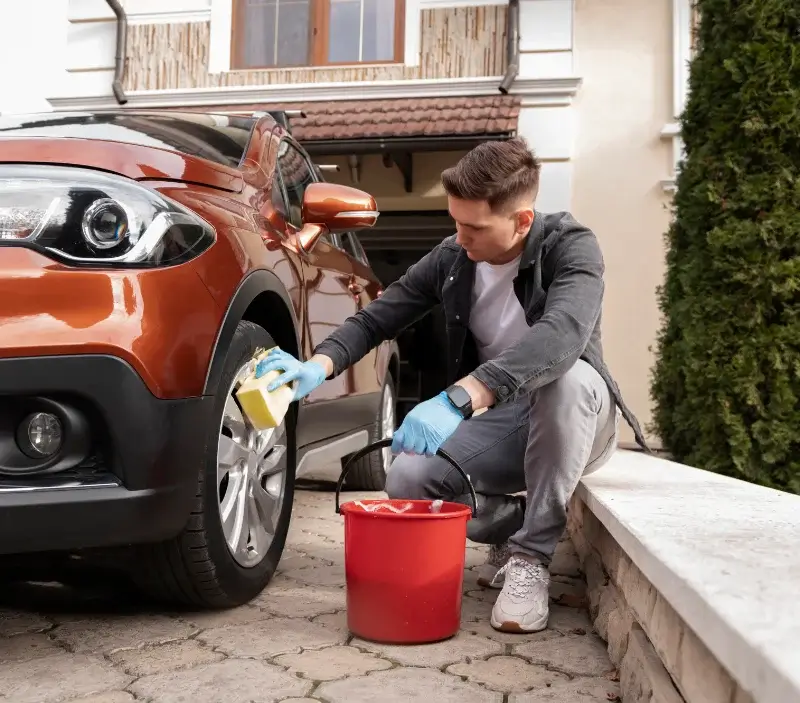 Lavage auto à domicile Gernelle : professionnel intervenant sur un véhicule